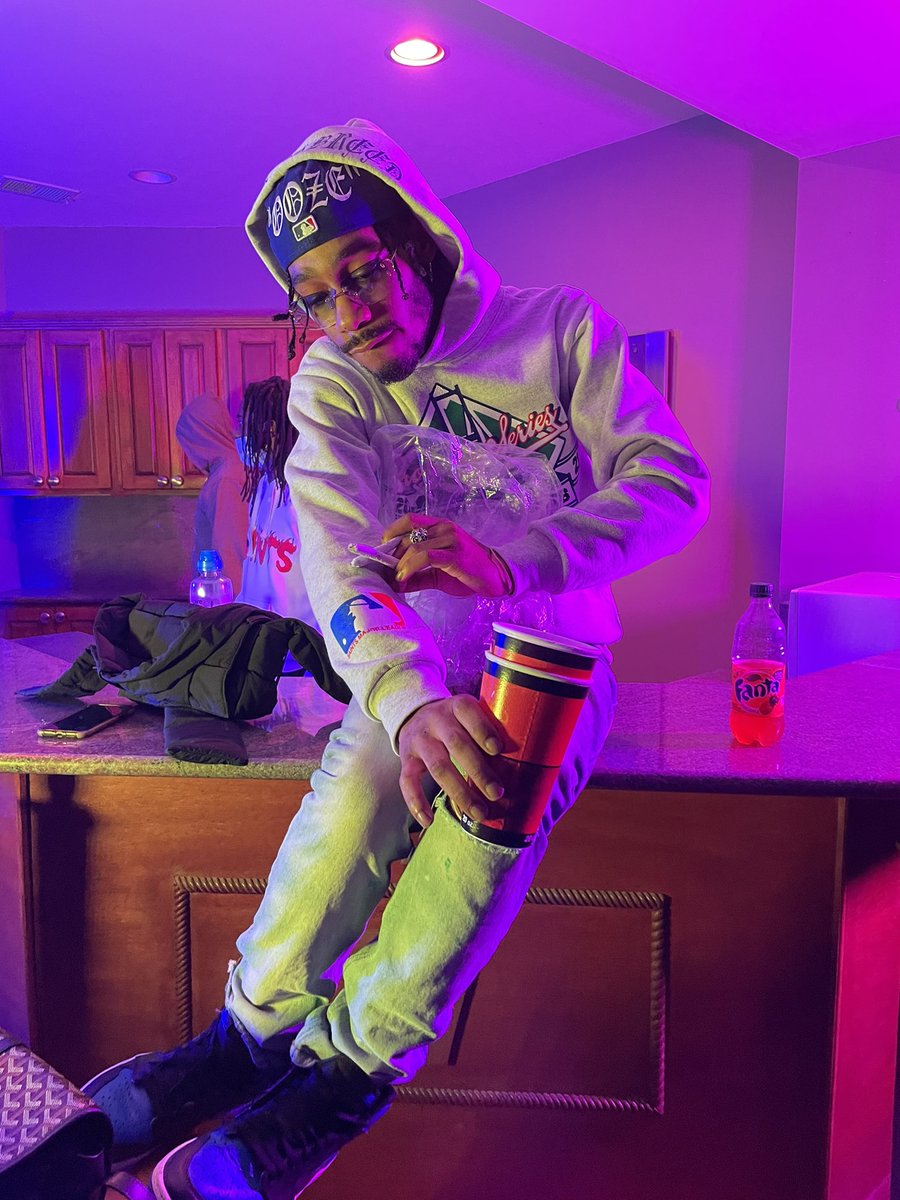 Mjwitdadope's tweet image. Bitches be omg there they go again...