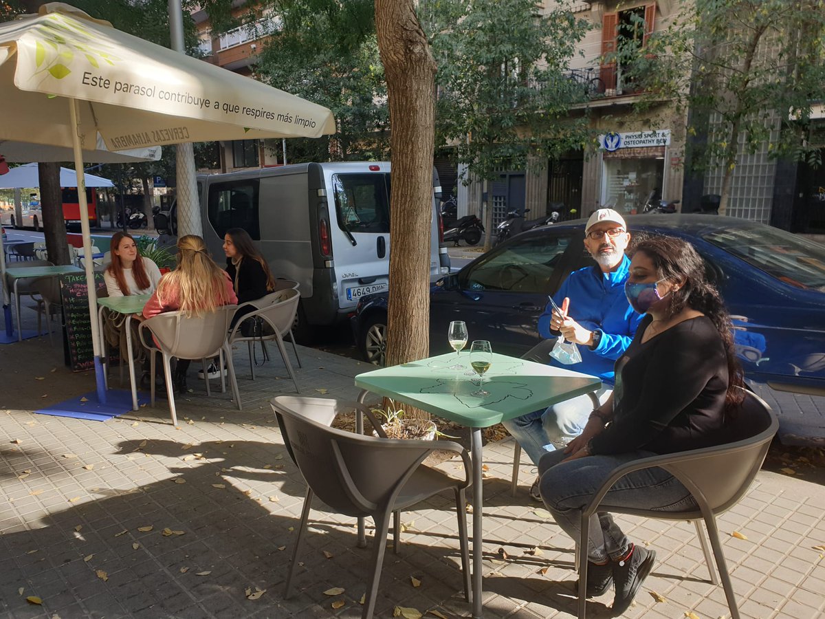 ¡Estamos de nuevo abiertos!

Preparados para dar lo mejor, para que nuestros clientes y amigos pasen un buen rato.

Gracias a todos los que se han acercado en este primer día a tomar algo después de tantos días de cierre. Entre todos, lograremos superar esta situación.