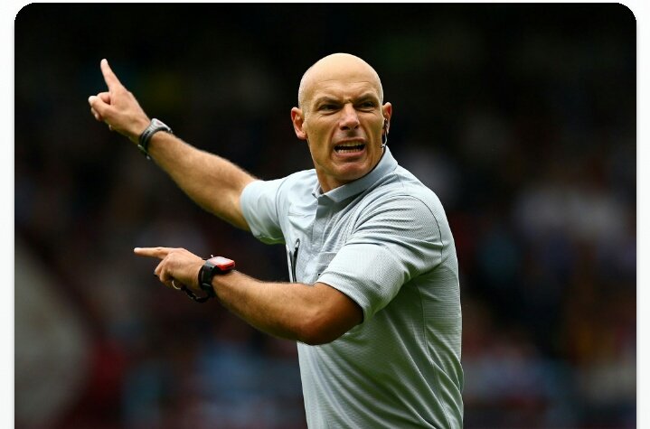 Bring back one referee into football.

Pierluigi collina or Howard webb?
#BetwayGameOn