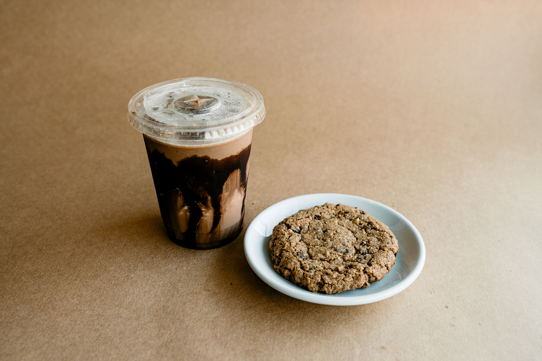 PanemBakery's tweet photo. Mocha + Galleta de avena con chispas de chocolate 🤤 la mejor combinación para empezar la semana al 100! 

📱 Recuerda que también puedes hacer tu pedido por WhatsApp al 81 1909 5632 para recoger en tu sucursal favorita. 

Foto: Laura Álvarez

#Panem #PanemBakery #PanemBak https://t.co/HxOAi7FYJA