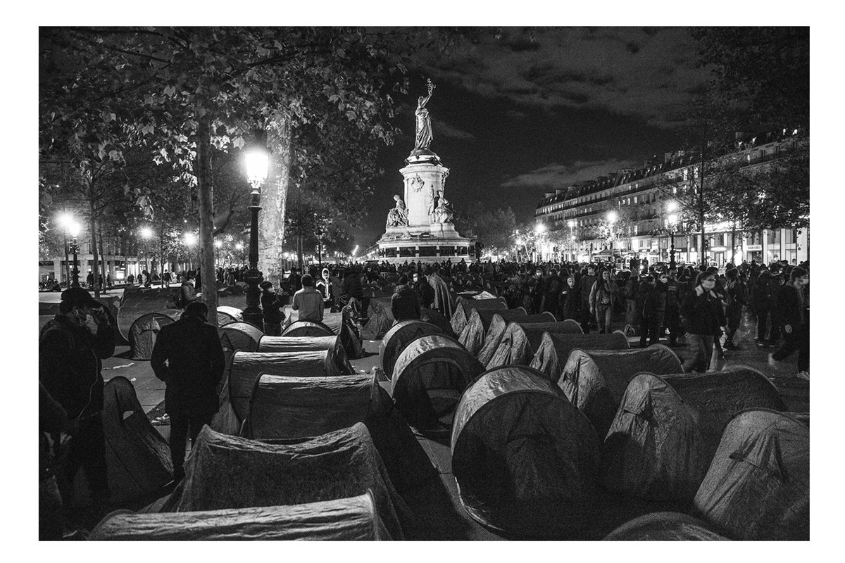 T_Suarez_phot's tweet photo. Ce soir, 450 personnes exilées, laissées à la rue suite à l’évacuation du campement de Saint-Denis, ont occupé la place de la #République à #Paris. Une action pacifique pour demander plus de places d’hébergement et un réel système d’accueil des exilé.e.s. https://t.co/EqXNQDXYRZ