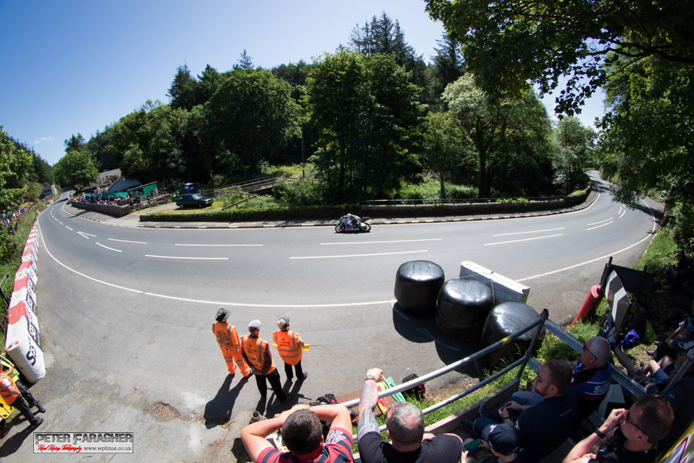 A gloriously sunny @ttracesofficial day at Laurel Bank in 2018 and @M_Dunlop3 being watched over by @AndyYoungIOM and the @iomttmarshals in Supersport Race 2