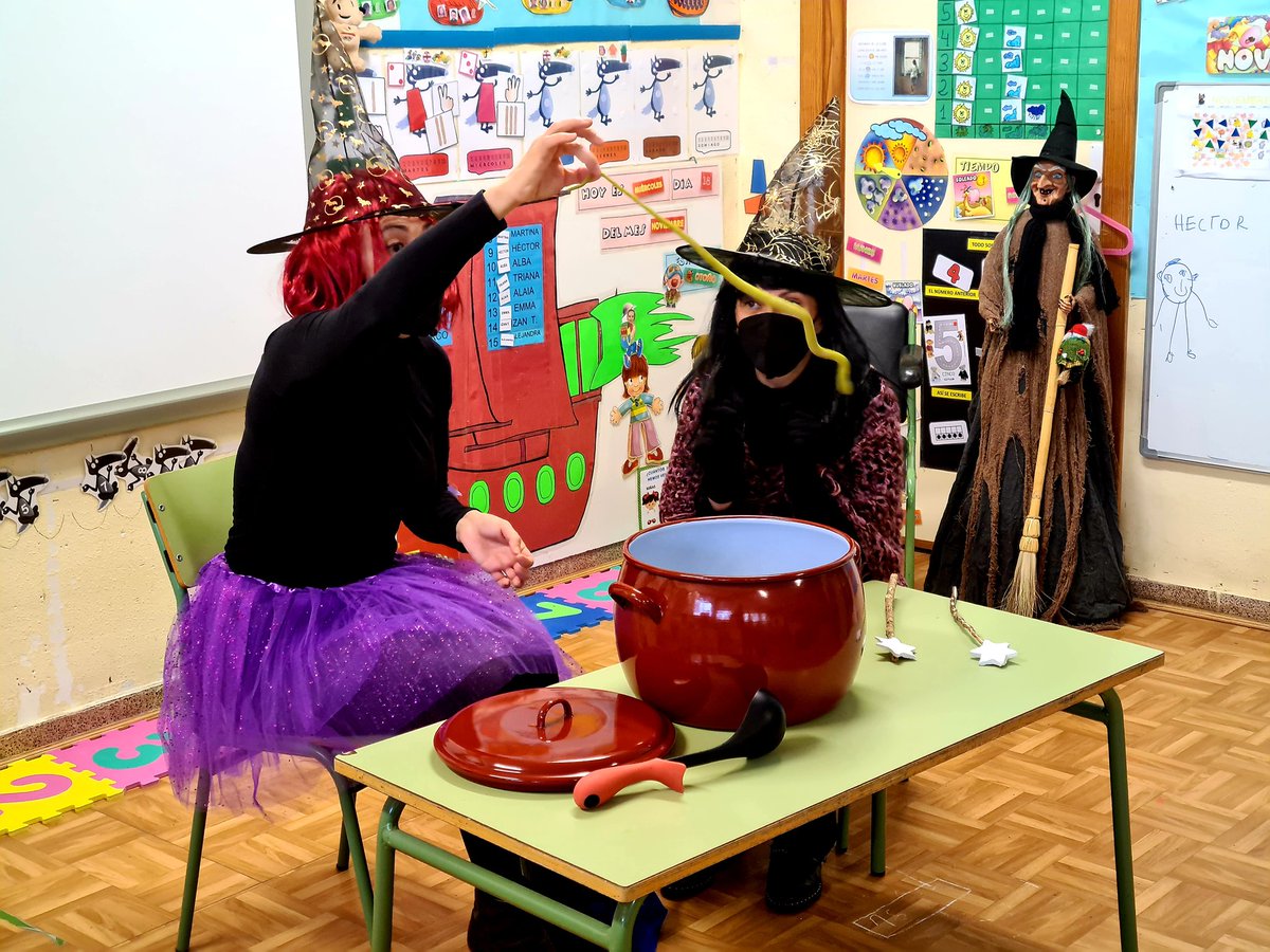 elnidodepippi's tweet photo. ➡ Unas brujas muy especiales nos han visitado: trucos de magia, conjuros, cuentos, varitas mágicas, diplomas...👏
👉Por cierto, la técnica de crear nuestros propios #confetis naturales con hojas de #otoño ha sido una pasada😍
Gracias infinitas a las familias por su implicación💚 https://t.co/l82dFTKmZu