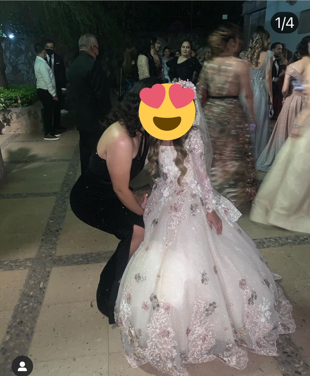 PerameTeCuento's tweet photo. Mientras seguía viendo estas historias más me impactaba el derroche, cosa común en Culiacán pero real esta ocasión llevada al extremo , seguía dudando pues veía vestidazo y cabello teñido, llegue a pensar que eran quince años pero que la festejada era chaparrita 🧐 #Invitenme https://t.co/RrcTLrCBxX