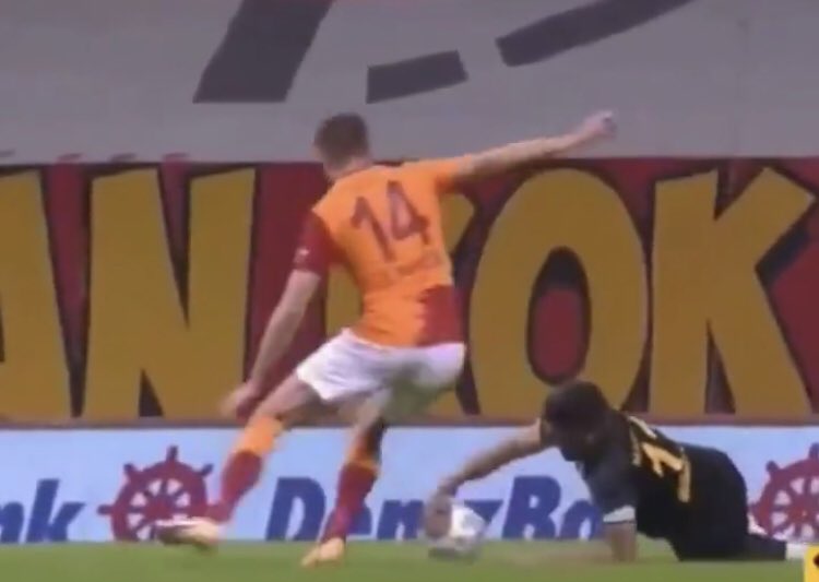 Reis baktı Galatasaray atamıyor aldı eline topu yedi kırmızıyı çıktı senide unutmıycaz krallll #muğdatçelik