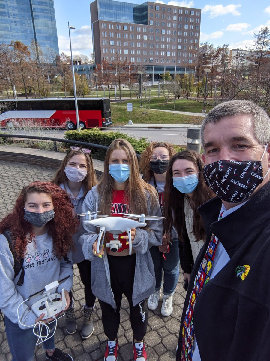 LindnerCollege's tweet photo. Professor Dave Rapien's Digital Life Class took the drone out on campus last week, catching some beautiful shots on a brisk fall day. We hope our students have a moment to take in the beautiful sights of campus before the holiday break. We'll miss you! #FallforUC #falloncampus https://t.co/VFGmkSl59V