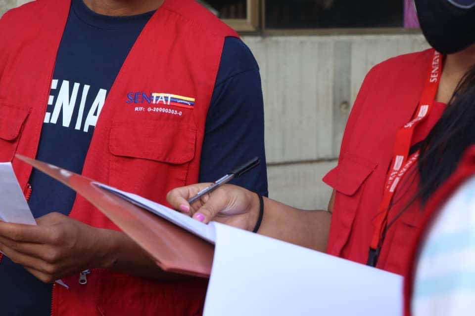 jdavidcabello's tweet photo. Trabajamos incansablemente para garantizar que funcionen correctamente las máquinas fiscales  y que se emitan facturas por las compras a cada contribuyente. No descansaremos hasta hacer cumplir la Ley. #SENIATDefiendeAlPueblo https://t.co/F1Nvke4Fi1