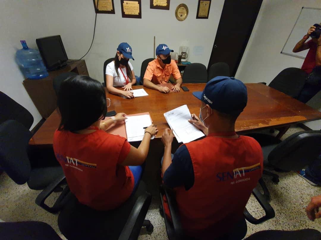 jdavidcabello's tweet photo. Presidente @NicolasMaduro continuamos cumpliendo su instrucción, nuestra misión es defender a nuestro pueblo patriota de la especulación, seguimos desplegados 24x7 en establecimientos comerciales de #Caracas #SENIATDefiendeAlPueblo https://t.co/8UECQwNlD0