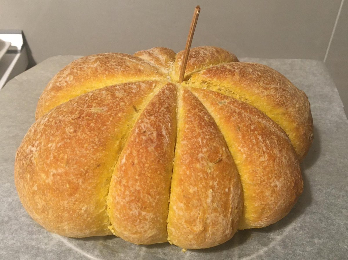 ChiccaRox's tweet photo. @CPMV_71 It actually was my first time for both the bread and the cookie but they both turned out pretty amazing! The bread is so pretty https://t.co/glSbLt4pmH