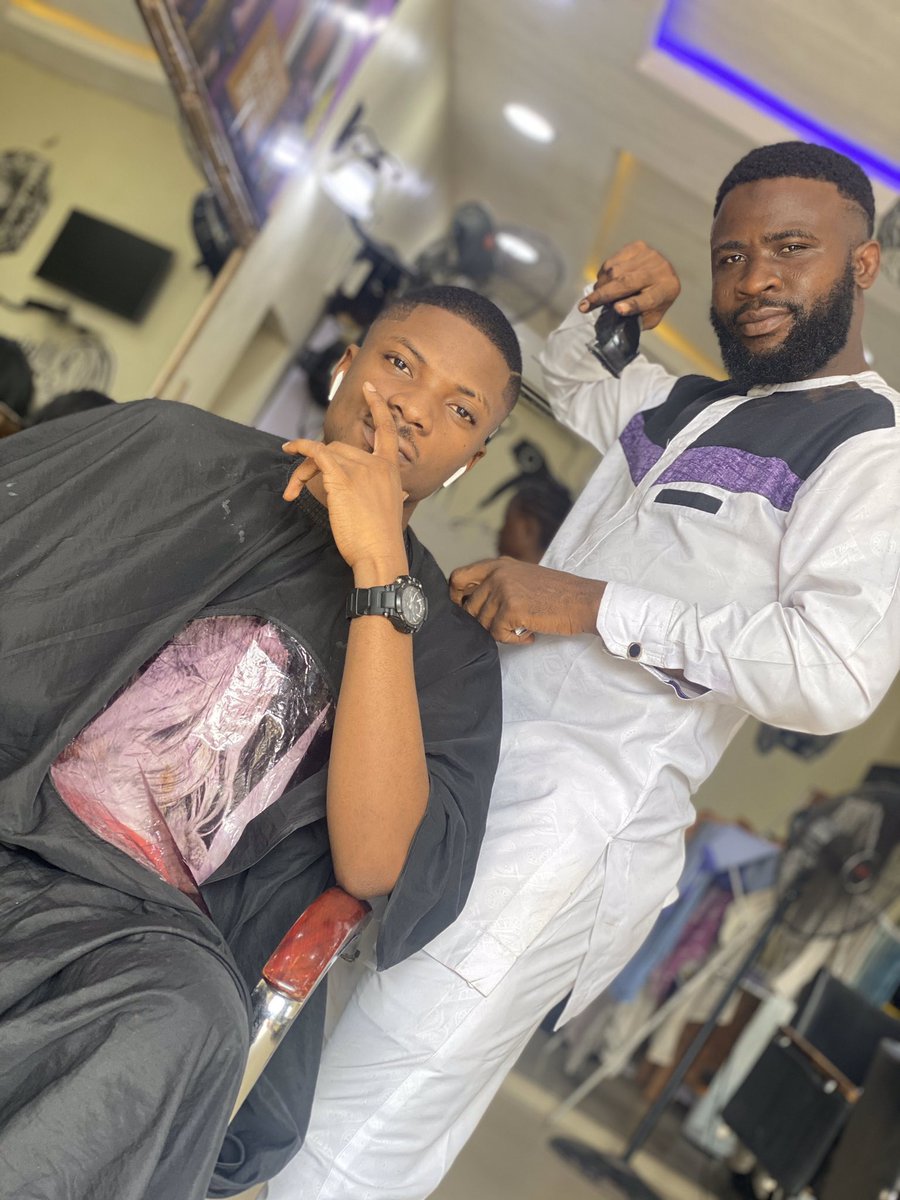 hayub_haircut's tweet photo. gave me a shout out last yr 4 a particular Haircut he had at our saloon,my phone literally went off d hook,i almost drop dead answering calls😁 ....please help me retweet 🙏 https://t.co/raiRBgc4gr