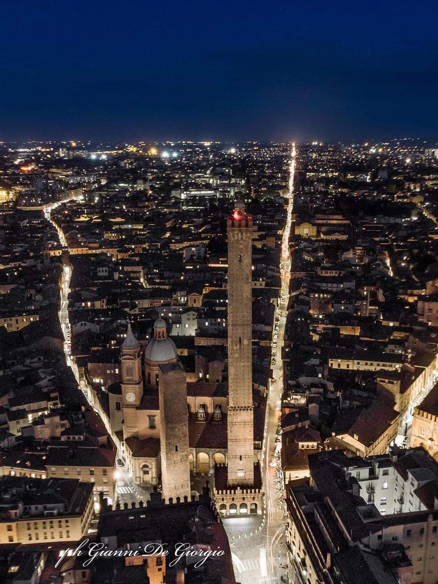 sbonaccini's tweet photo. Buonanotte con questo magnifico scatto di Bologna 📸✨ https://t.co/RclrcoFfj4