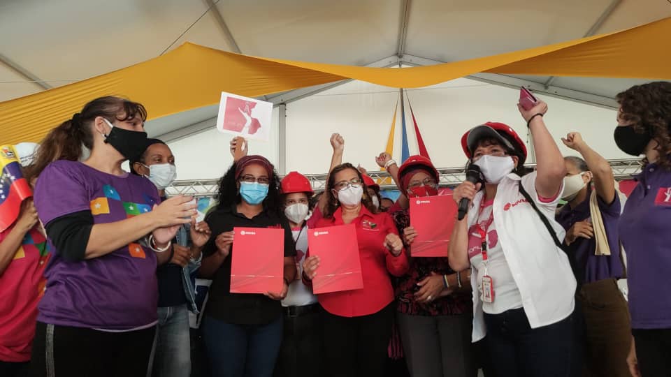 d_guzmanl's tweet photo. Desde @PDVSALaEstancia, las mujeres del sector hidrocarburos entregan propuestas a candidatas y candidatos de la Patria para llevar su voz a la nueva Asamblea Nacional que vamos a instalar el 5 enero

El #6D VOTA en los ojitos de Chávez, VOTA @PartidoPSUV #FelizCumpleanosNicolas https://t.co/Lh1f84Tee4