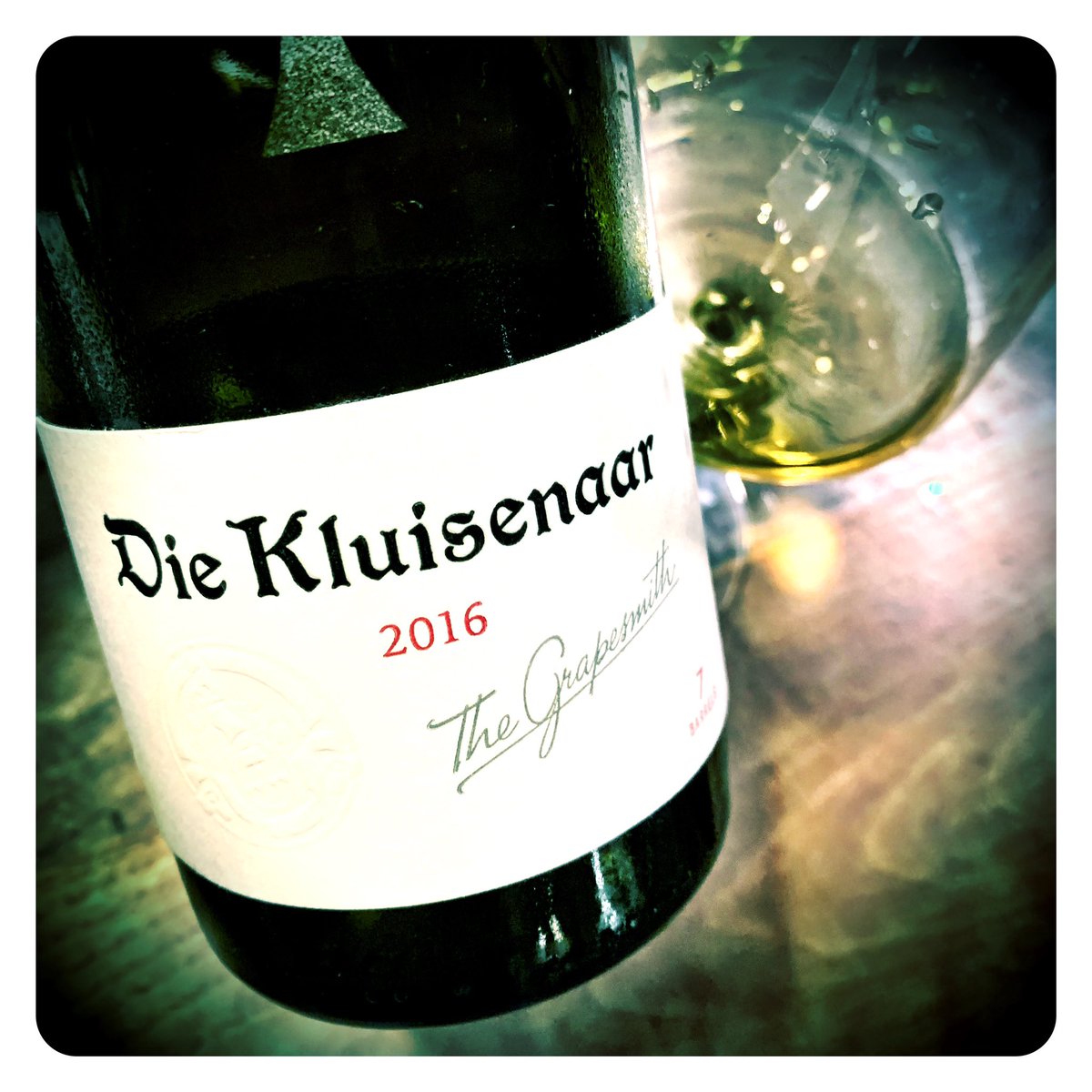 gregsherwoodmw's tweet photo. Unfortunately not drinking @SimonsigWines Kaapse Vonkel  Brut MCC to celebrate Johan Malan’s @DinersClub Award, but instead I’m sipping on a lovely white Rhone blend, Die Kluisenaar 2016 from their superb Grapesmith range. 🥂🍾 https://t.co/04KkM0vVh7
