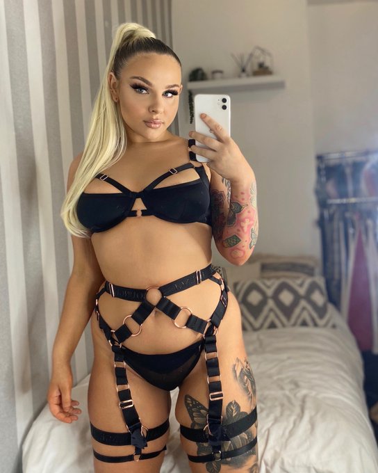 Leave it on or take it off? 🖤 https://t.co/qlHhB7FoQ0