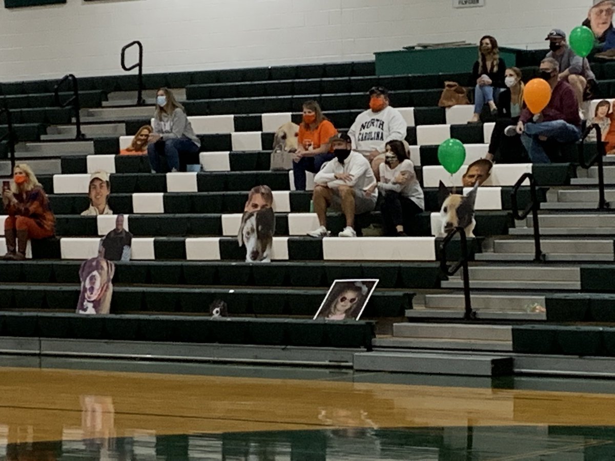 EHmustangs's tweet photo. Senior night for Volleyball! #Eluknow https://t.co/ulFHyfQijg