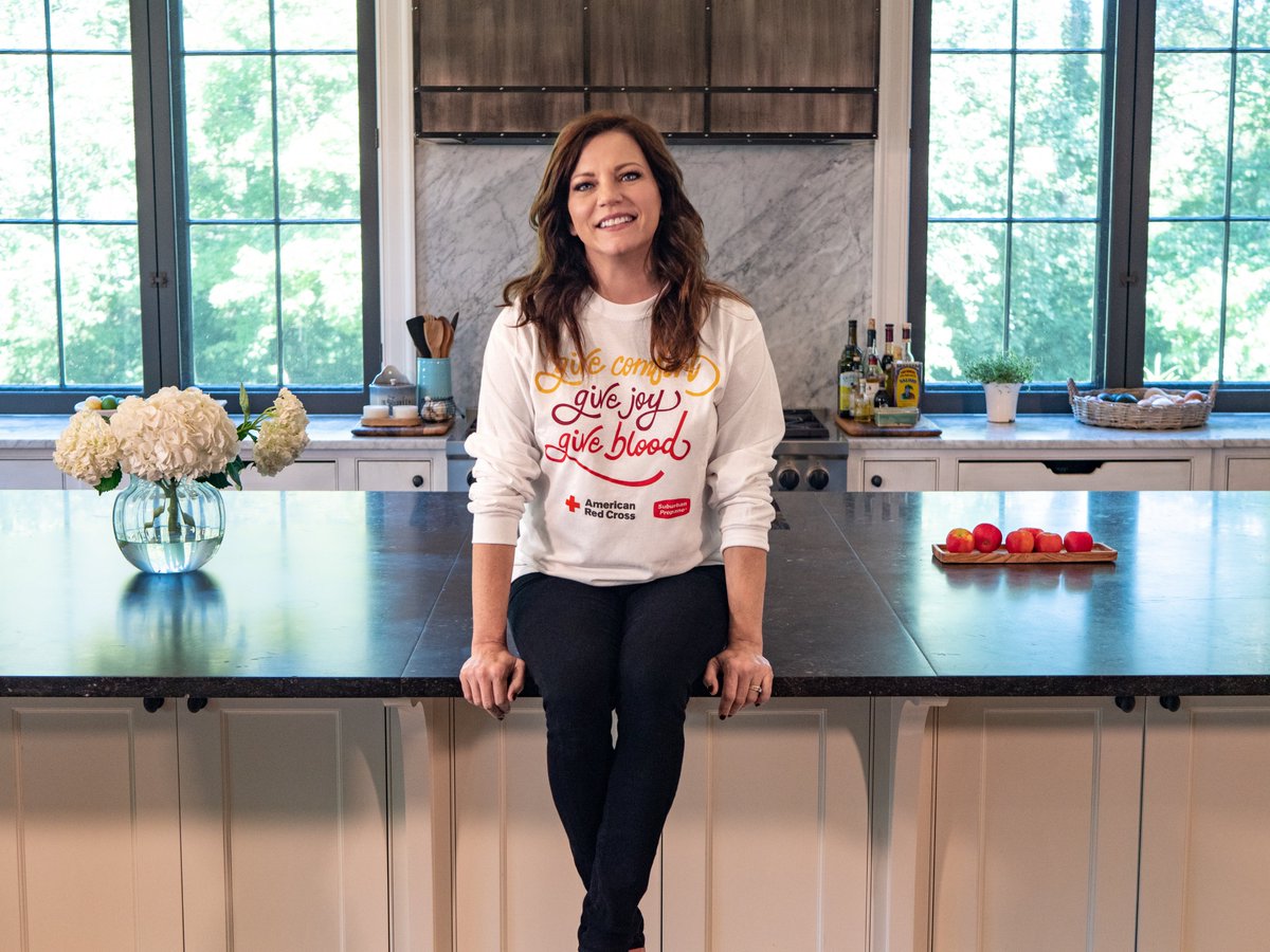 RedCross's tweet photo. "Sometimes people forget to do those routine things, like give blood. The need is still there, so it's important for people to remember to give blood during the holiday season." -@martinamcbride, country music superstar https://t.co/T2GKdk4Ucj