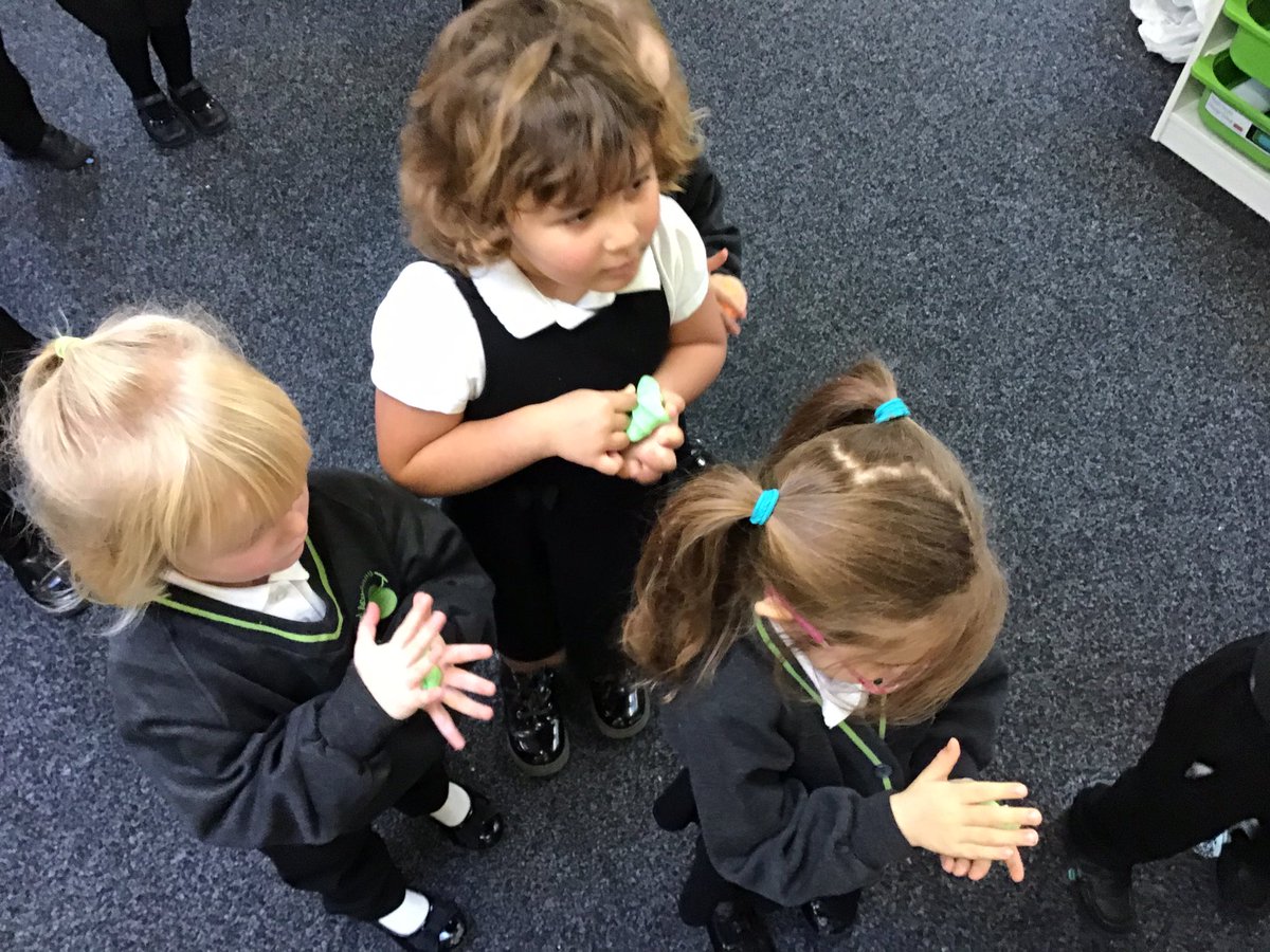 LindenRDCherry's tweet image. We had great fun waking up our fingers this morning with Dough Disco ready for English. #lindenwriting #lindenenglish #lindenfun
