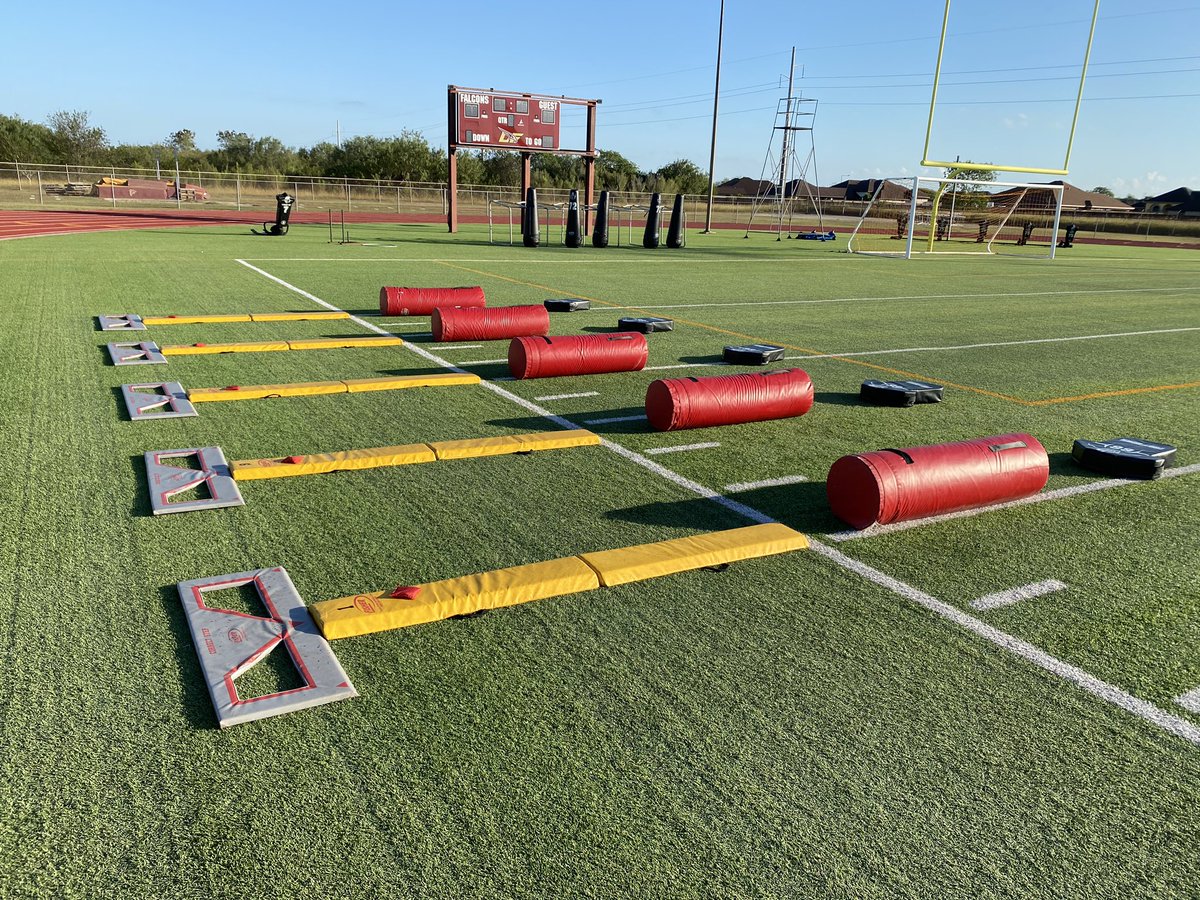 fosterc12's tweet photo. Great Day to improve OL detail!!!#Flexbone @lozovic75 @dannyboy102938 
@EthanSalazar_75 https://t.co/Z2NW0T0Lh7