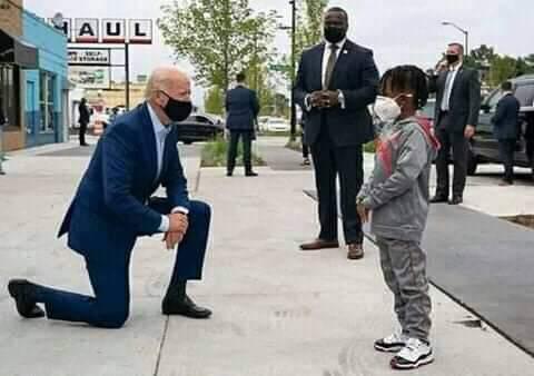 _dinomelaye's tweet image. American President-elect publicly apologises to the daughter of George Floyd, a black American who was murdered by racist white American policemen. On behalf of the entire American Government and Citizens, I hereby apologise for the untimely death of ur dad. Can mallam B do this?