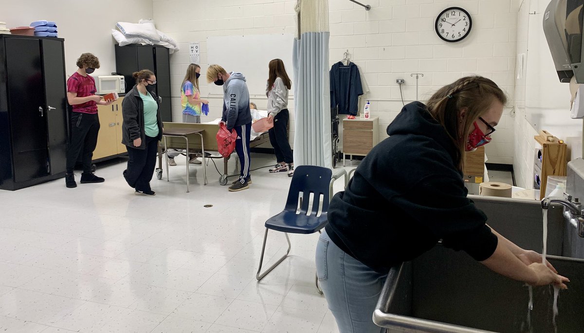 FHScooks's tweet photo. Health Science classes at FHS are learning hand washing, standard precautions and how to apply PPE!! @CteBurke @FHS_GoPats @BurkeCoSchools #fhscte https://t.co/nhsIz9qIVu