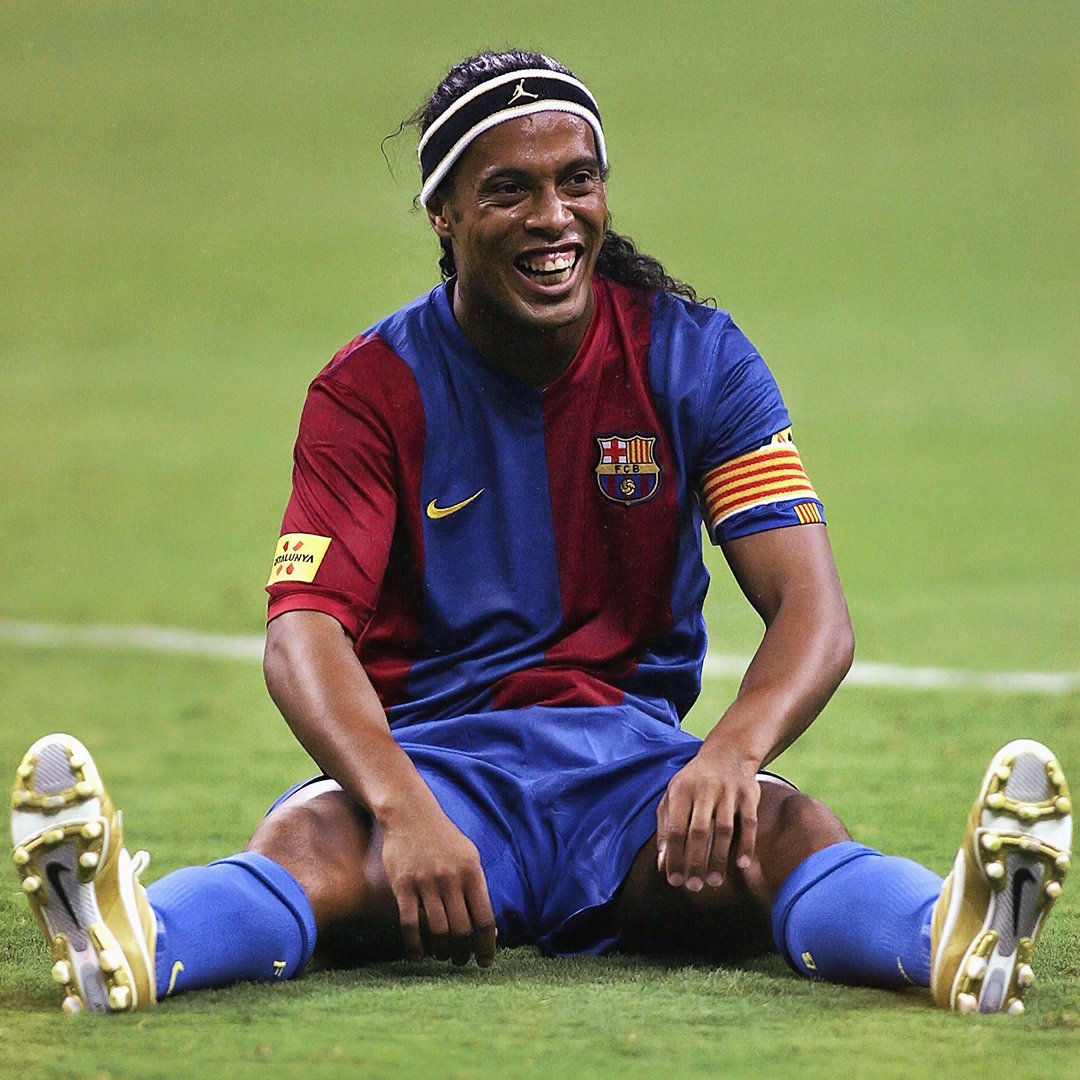 10Ronaldinho's tweet photo. 😂 🤙🏾 https://t.co/p4YT4Jyjri