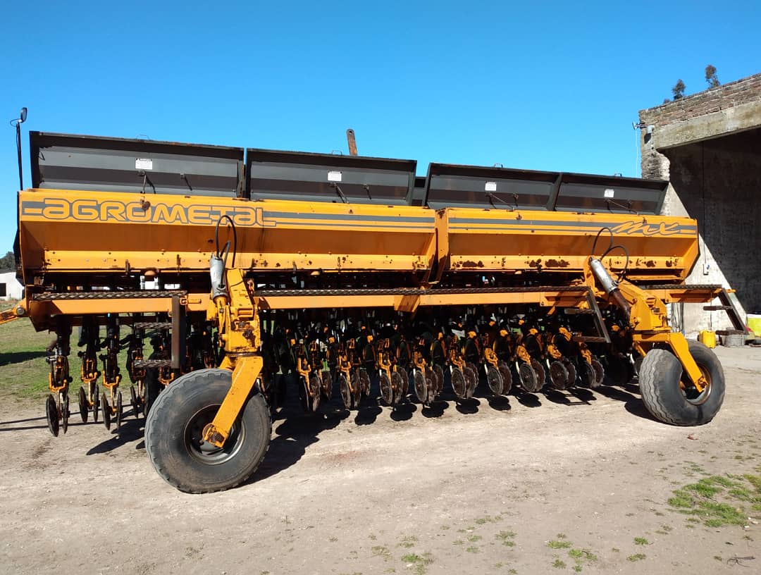MipuebloJNFdez's tweet photo. #BuenLunes VENDO SEMBRADORA AGROMETAL MX 33 a 21 en muy buen estado, lista para trabajar. 
👉50% al contado y 50% financiada en litros de gas oil.
Consultas por PRIVADO. 
#ElInteriorExiste 
#MujeresContrstistas 
#MujeresRurales 
#ContratistasRurales @CRMilanoSa 
Se agradece RT 😉 https://t.co/vJtLOBrMkx