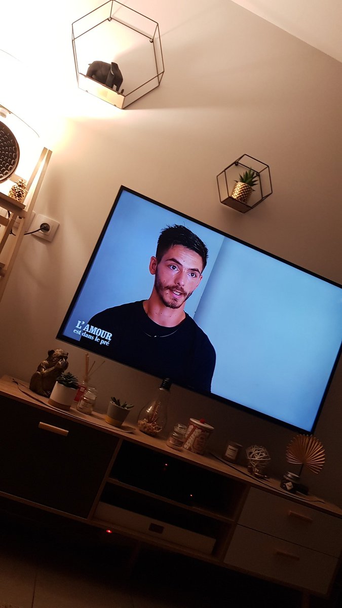 PrilOune's tweet photo. On à eu la championne ... 
Au tour du CHAMPION !
Le mec il démissionne de son boulot, de sa vie ... 
Pour une mec (une histoire de cul soyons clair ) ..... qu'il connait depuis 48heures ! 

Ça me dépasse !
#adp2020
#ADP https://t.co/FnYBIxDQ7F