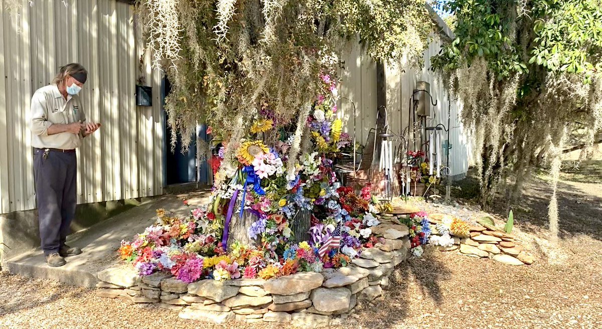 allyyleeann's tweet photo. I’m in the final stretch of my senior capstone project for #sjmc! I’ve spent over 3 months telling the story of how funeral services have changed in #SanMarcos since COVID-19.

This is Jay Cody, the cemetery caretaker, and his office he decorated to lift the spirits of visitors. https://t.co/WSzxbDtrJZ