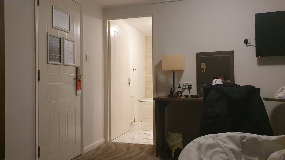 jjedance's tweet photo. @PreachGaming my #shadowlandssetup - as you'll notice I am in a hotel room, because I'm away filming for 3 weeks and won't be able to play until I'm back....

🤦‍♂️ https://t.co/fZI10JJ1Nk
