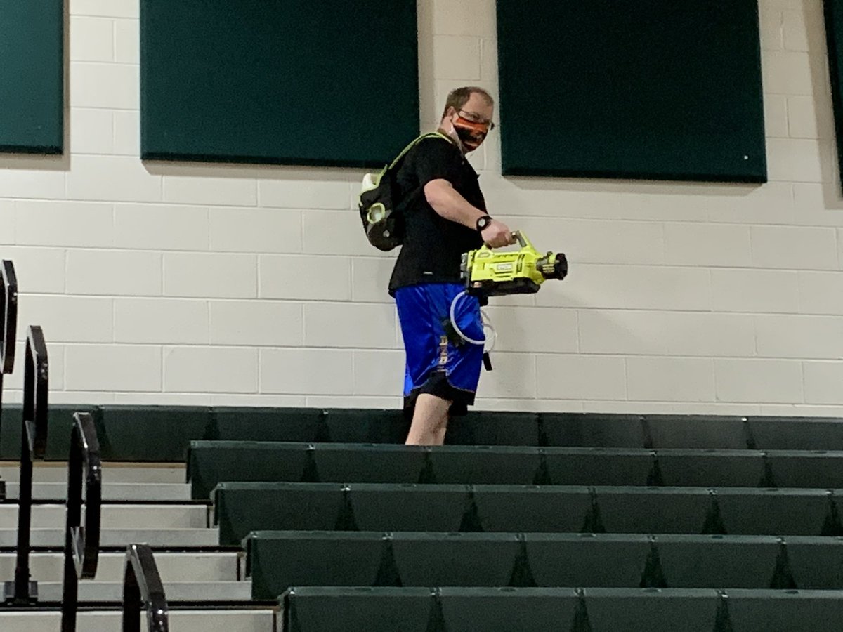 EHmustangs's tweet photo. Cleaning between games! #Eluknow https://t.co/6oPsmrT27W