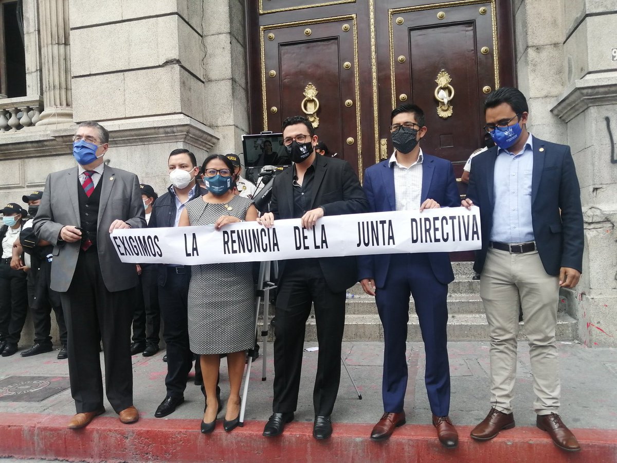 Cuando son corruptos y tienen que hablar, cobardemente, a través de una pantalla y a medianoche / Cuando hacen su trabajo y pueden dar la cara, sin pena, a plena luz del día.