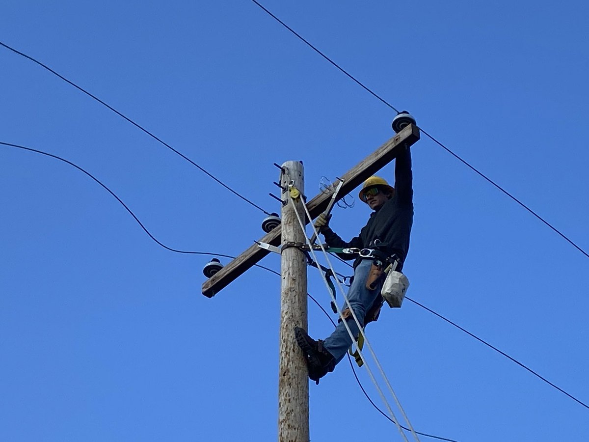 oliver_fessler's tweet photo. Best place to work is at the top of a pole https://t.co/o1PgjtLIqg
