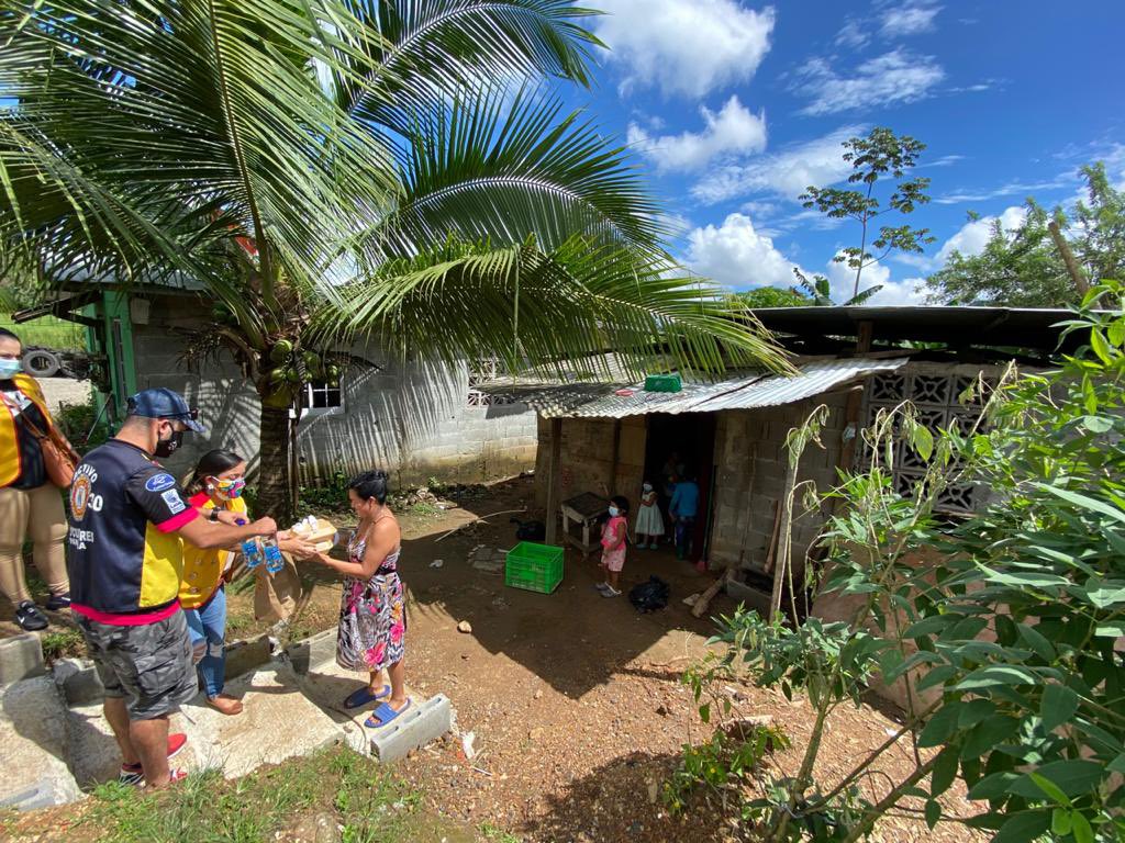 Panamaalcaldia's tweet photo. Bajo la coordinación de la @ofimupa, las @Damas2030LC, hicieron entrega de más de 100 comidas preparadas al comedor de la Iglesia Cristo Mi Esperanza en Villa Grecia, Las Cumbres. #TodosUnidosPorPanama https://t.co/K3YgGwCEMO