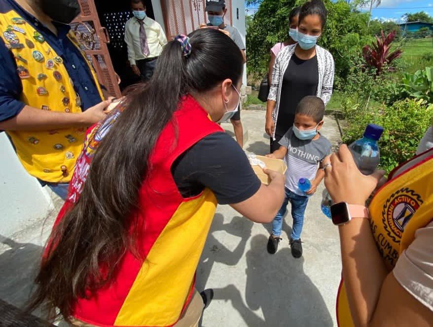 Panamaalcaldia's tweet photo. Bajo la coordinación de la @ofimupa, las @Damas2030LC, hicieron entrega de más de 100 comidas preparadas al comedor de la Iglesia Cristo Mi Esperanza en Villa Grecia, Las Cumbres. #TodosUnidosPorPanama https://t.co/K3YgGwCEMO
