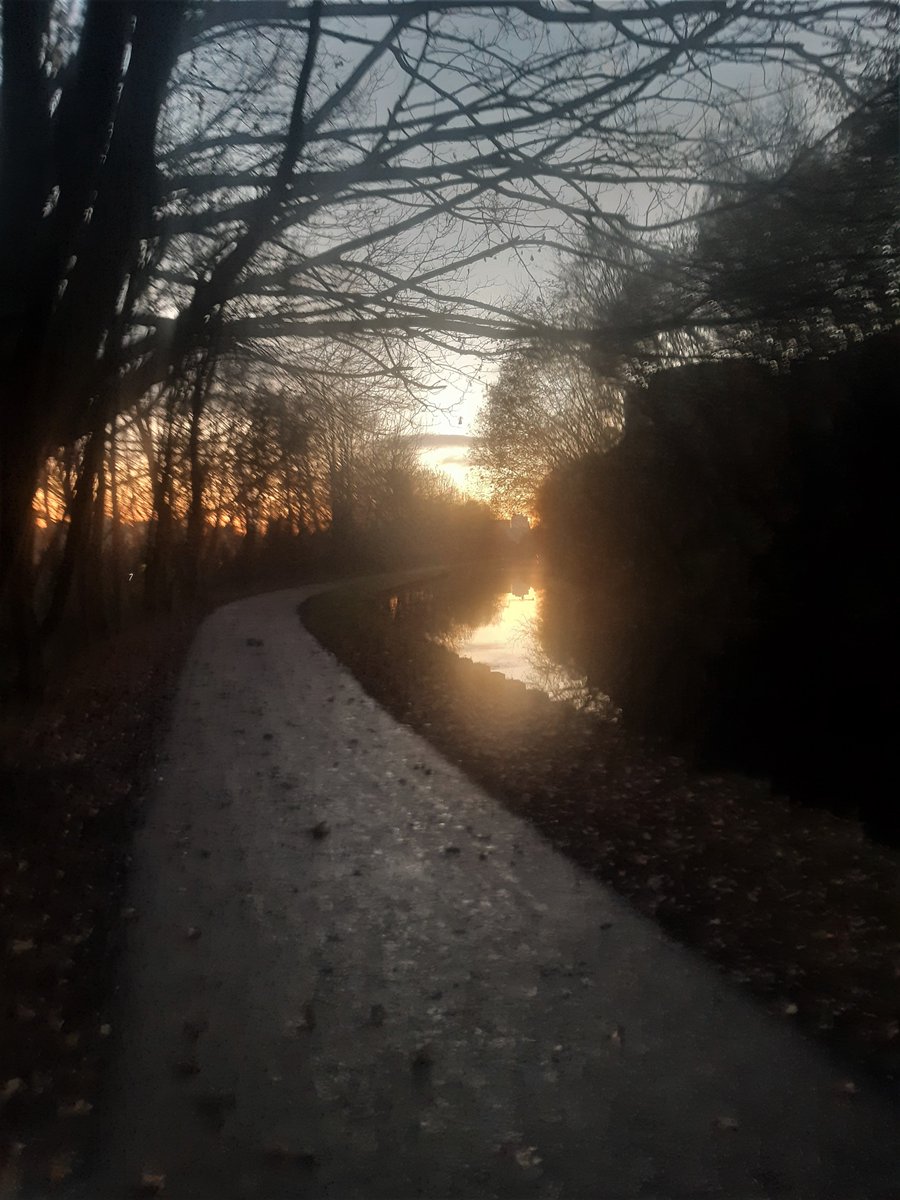 BahaNick16's tweet photo. Peaceful commute into #Leeds this morning had to wait for a few pesky cyclists ๐ to get this shot ๐ดโโ๏ธ @Disc_light @CRTContactUs @LeedsHospitals #my1DAW @LovetoRide_ @CardioLloyd https://t.co/krfpJeiZEC