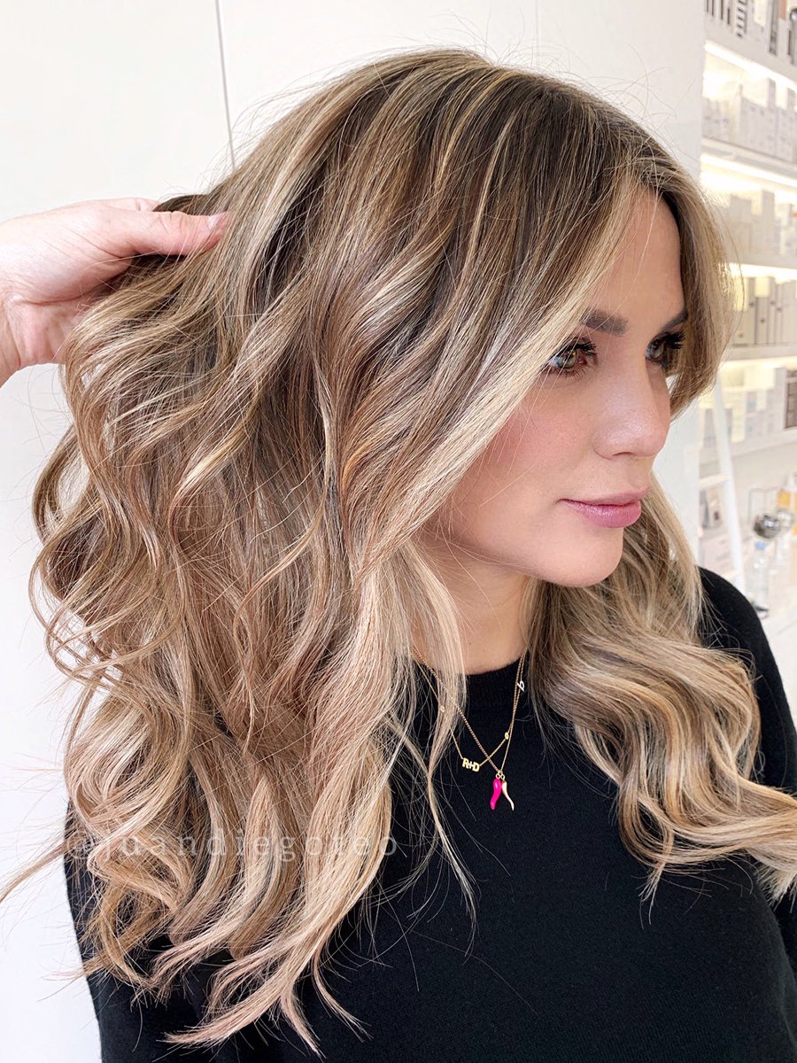 @rosannazanetti luciendo un #rubiosdejuandiegoteo 💫💖

Siempre utilizando la metodología de TACHA #tachacolorexperience que a la misma vez que coloreamos el cabello, lo tratamos.

Trabajo by @juandiegoteodeescamez @tachabeauty