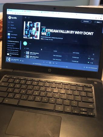 happierforrina's tweet image. Streaming Fallin' while I do homework. Best song I like to play while I do homework because I get to do homework and listen to my fave people. #STREAMFALLIN @JonahMarais @corbynbesson @SeaveyDaniel @jackaverymusic @ImZachHerron @whydontwemusic @whereiswdw