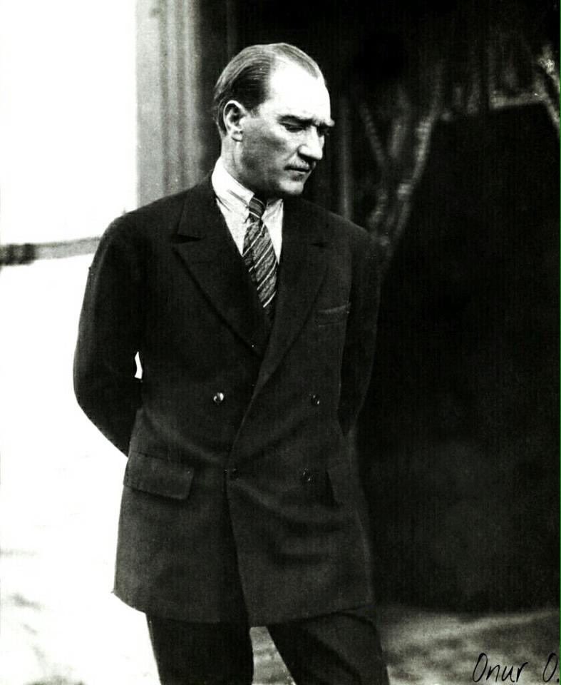 Açtığın yolda, gösterdiğin hedefe, durmadan yürüyeceğime ant içerim. Öğrencilerime de o yolda yürümeleri için yol göstereceğime sana söz veriyorum. Öğretmenler günün kutlu olsun başöğretmenim