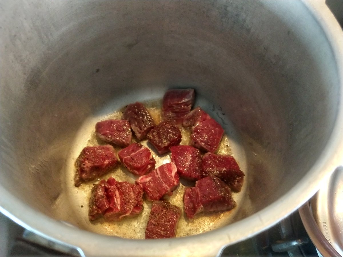 Coloca a carne em lotes pequenos, só o suficiente para cobrir o fundo da panela, e doura bem. Reserve a carne.