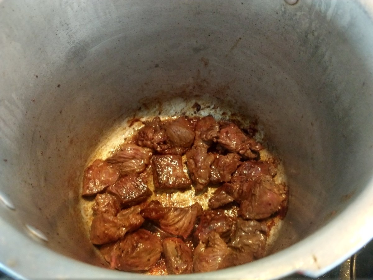 Coloca a carne em lotes pequenos, só o suficiente para cobrir o fundo da panela, e doura bem. Reserve a carne.