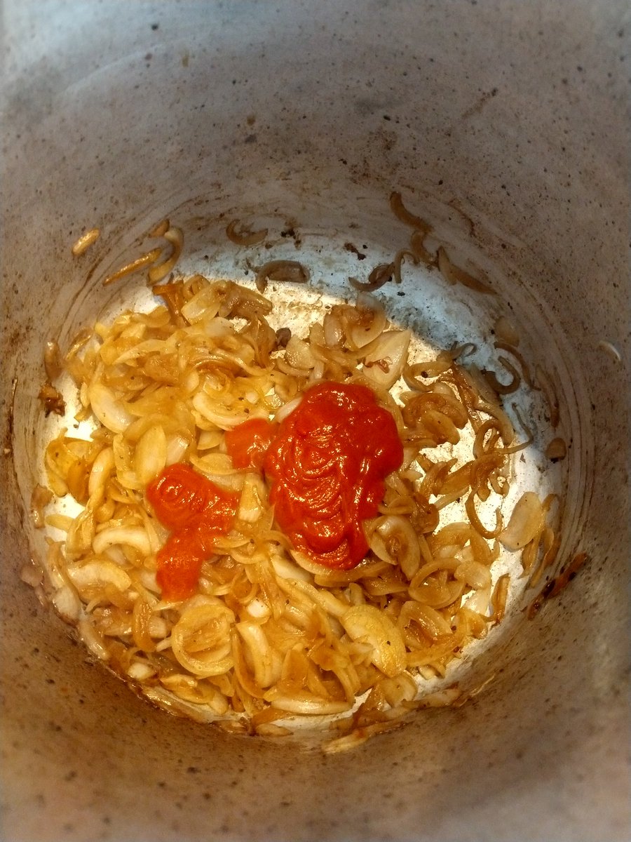 Adicione uma ou duas colheres de sopa de extrato de tomate e frite até ele ficar com cor de telha (pinçage, como chamam os franceses). Adicione então o alho.O pinçage dá uma explosão de umami (sabor).