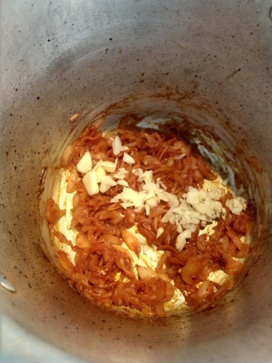 Adicione uma ou duas colheres de sopa de extrato de tomate e frite até ele ficar com cor de telha (pinçage, como chamam os franceses). Adicione então o alho.O pinçage dá uma explosão de umami (sabor).