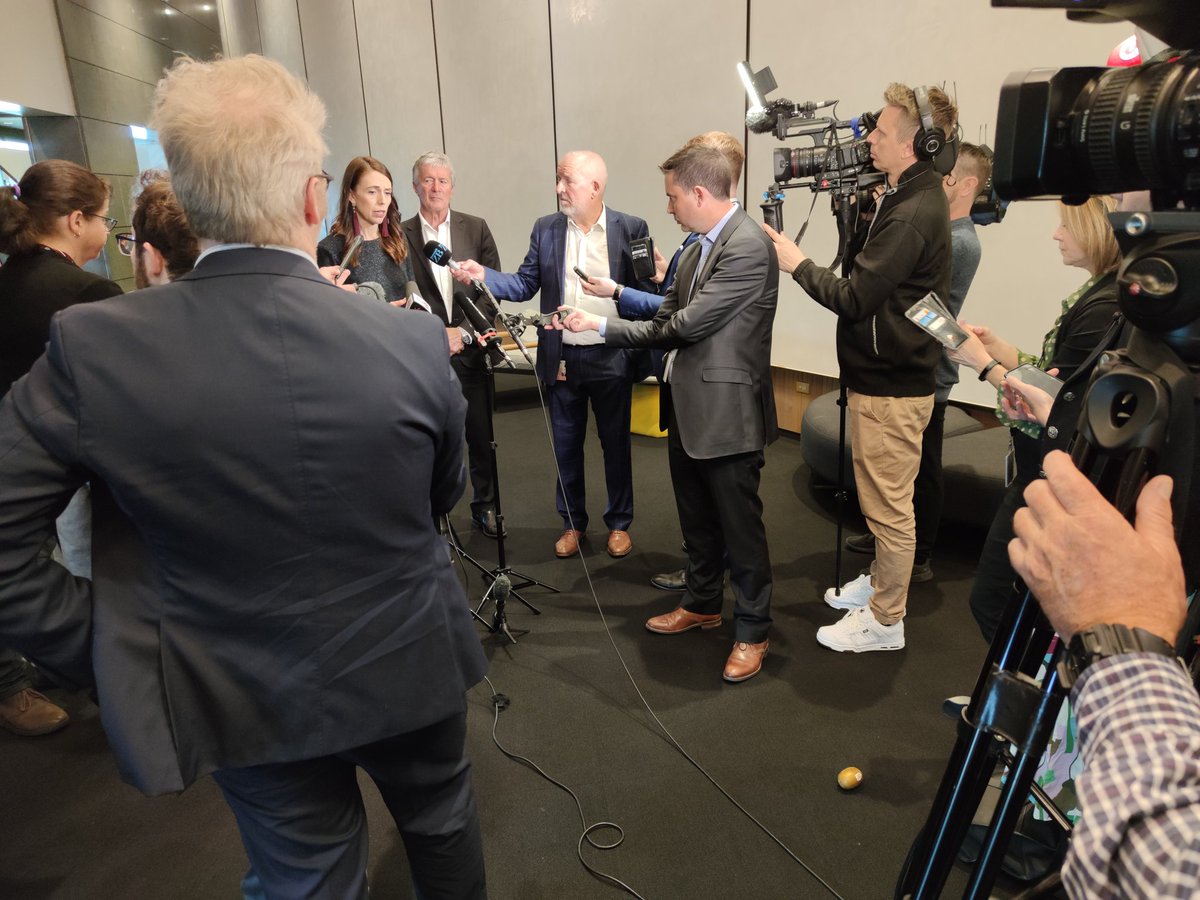 Mysterious appearance of a lone kiwifruit at the PM's chat with journalists after her speech to #PINZ2020 . Nice PR <a href="/ZespriCorporate/">Zespri International</a> 😁