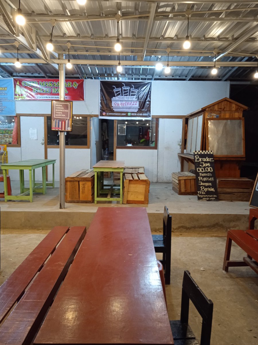 Jl. Lai Vorvo, sebrang nya warunk misterblack, pinggir jalan. 

Open
Monday - Friday 
12:00 - uyuh
Saturday - Sunday
16:00 - uyuh

Ready at gofood &amp; grabfood
"Sweetnezz"

Bisa take away
Bisa nongkrong di kedai
Free parkir
Free wifi