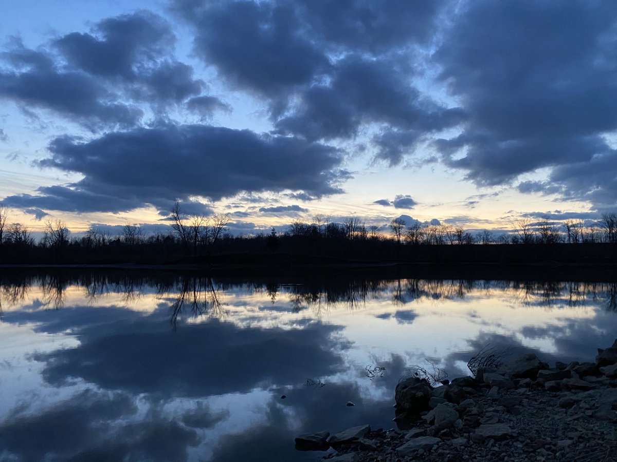Sandy_Mackey's tweet photo. What a beautiful, brisk evening at #DelawareLake. You can’t tell the lake from the sky! @ohiodnr https://t.co/hYpr4Q8ShG