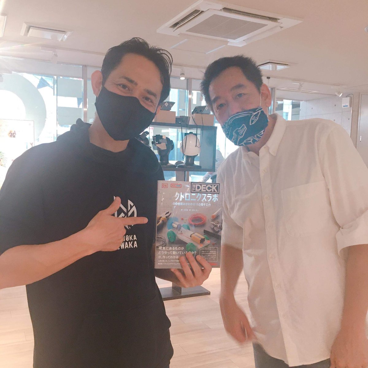 kwaka1208's tweet photo. 大阪堺筋本町のコワーキング&amp;Fabスペースの @thedeck_jp さんにも #エレクトロニクスラボ 置いていただいてます。”Make it happen”を合言葉にたくさんの分野の人が集まるところ、曜日ごとのコーディネーターさんもひとりひとり個性が違います。お近くの方、ぜひお立ち寄りください。#elelab https://t.co/IyzfoeWK3e