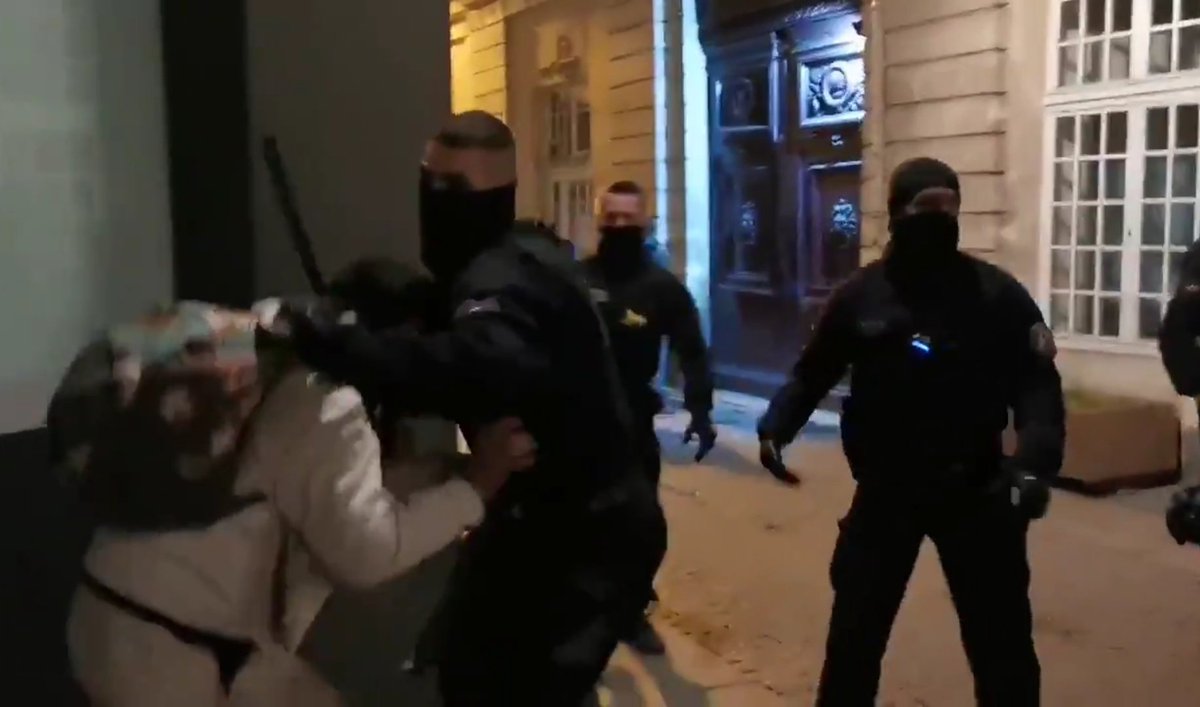 Нападение на полицейского Россия. Французские гетто напали на полицейских.