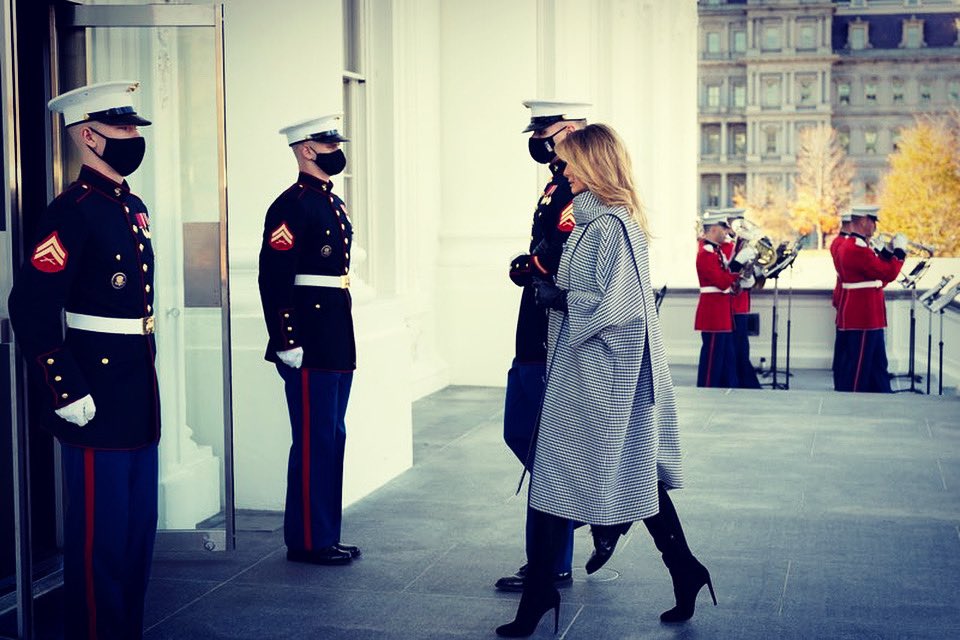 FLOTUS45's tweet image. Today I welcomed the arrival of the beautiful @WhiteHouse Christmas Tree! We are excited to begin decorating the People&apos;s House for the holiday season! #WHChristmas