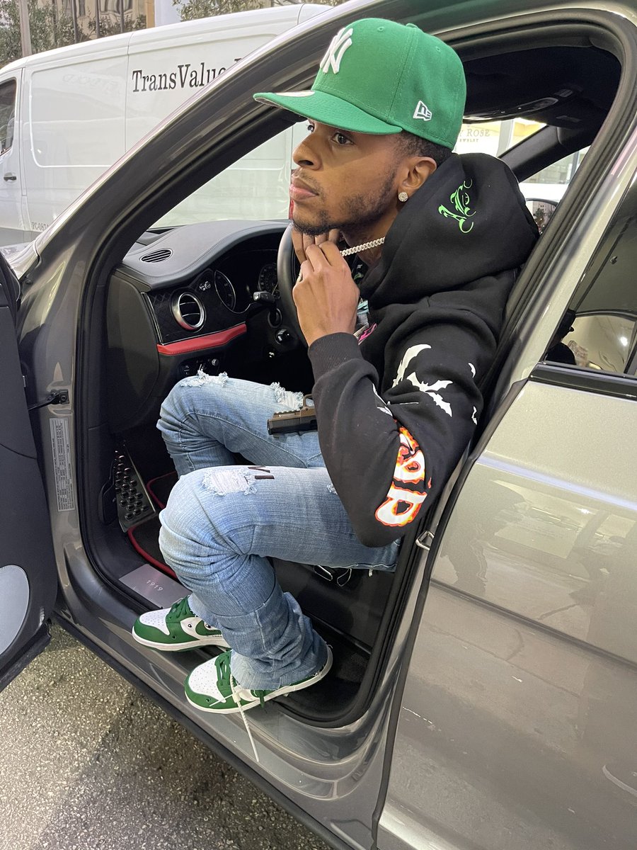 toosii2x's tweet photo. Bentley riding, I ain’t hiding exotic whip still I’m sliding 🦖🚗💨💨 #DABIGGEST 🖤 https://t.co/qgCVSoc4UI