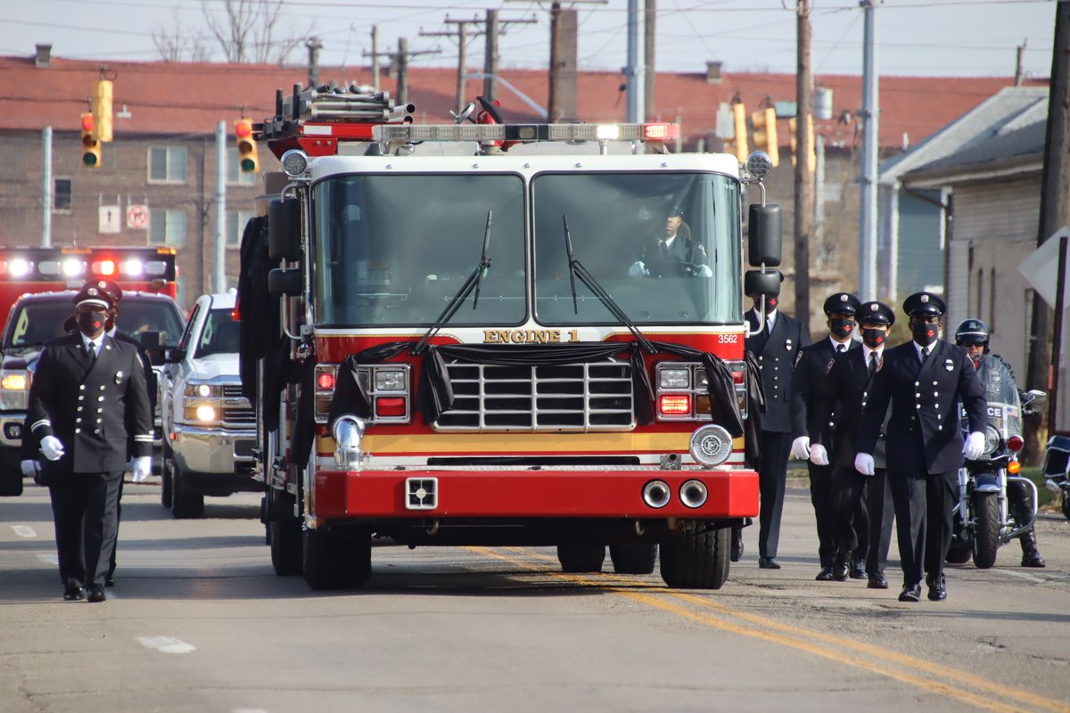 IFD_NEWS's tweet photo. A beautiful display of public safety unity takes to the streets of #INDY as the procession for Matt Bennett makes it's way to @CrownHill_FHC.  Joined by #IMPD &amp; fire departments from around IN, Matt was brought to his final resting place w/ honors rich in history &amp; tradition. https://t.co/UiOg88FdHp
